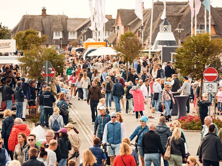 Menschen auf dem Ströwai,feieren den Kampener Sommerfest.