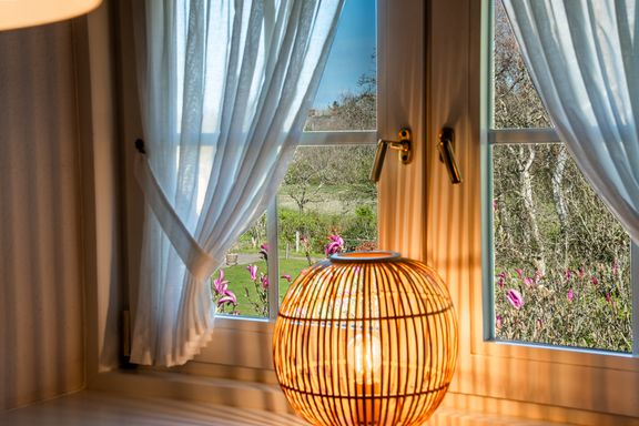 Eine Holzlampe steht auf der Fensterbank