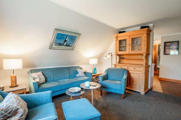 Wohnzimmer mit Sofa, 2 Sessel, Couchtisch und Buffetschrank 