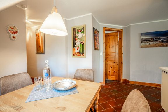 Blick vom Küchentisch in Richtung Flur und 2. Schlafzimmer. 