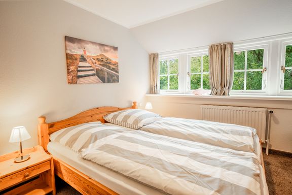 Schlafzimmer mit Doppelbett und Fenster
